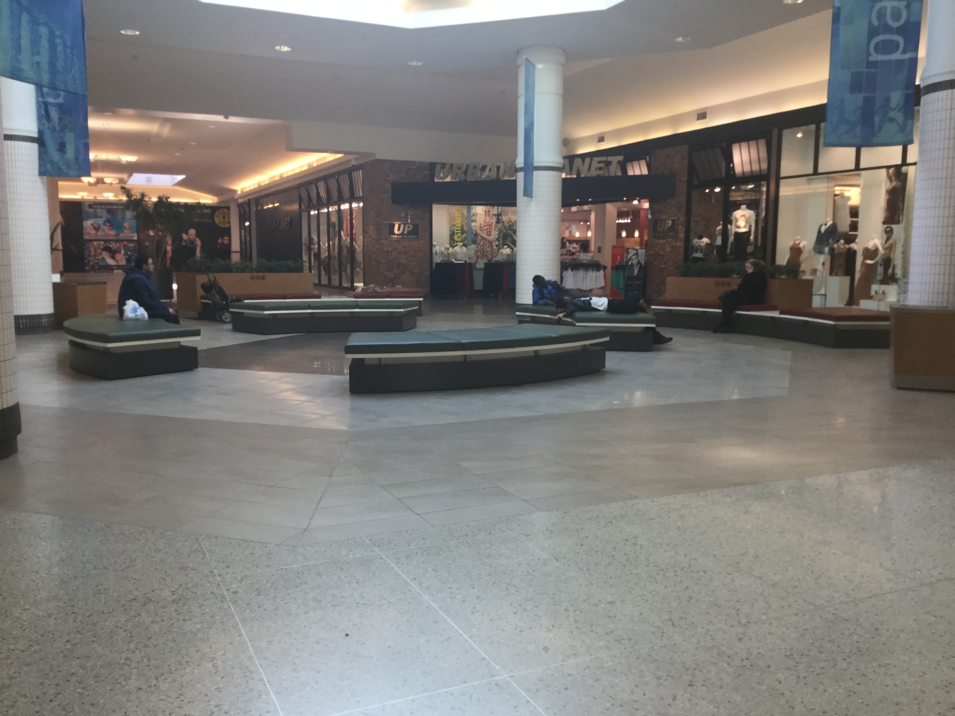 Le centre d'achats du mois Place Vertu — URBANIA